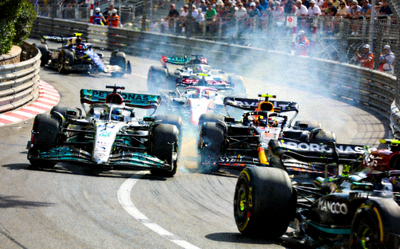 F1摩纳哥大奖赛排位赛中，赛车在狭窄弯角争抢位置的紧张瞬间