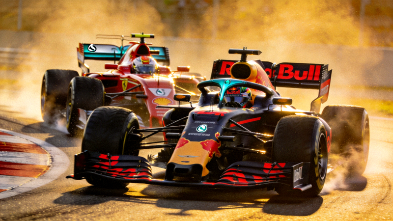 F1三大车队红牛、法拉利、梅赛德斯赛车在赛道上并驾齐驱的激烈竞争画面
