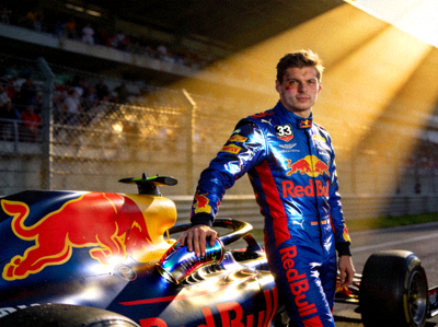F1世界冠军马克斯·维斯塔潘身穿赛车服在红牛车队前的肖像