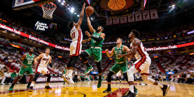 NBA东部决赛凯尔特人对阵热火的比赛画面，球员激烈对抗