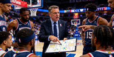 NBA教练在比赛中指挥战术的画面，展现篮球比赛的策略性