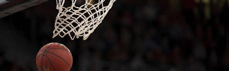 NBA季后赛湖人队与掘金队比赛中，勒布朗·詹姆斯持球突破防守球员的精彩瞬间